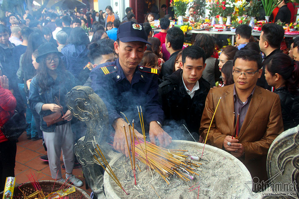 Vàng mã đốt nghi ngút, tiền lẻ rải kín phủ Tây Hồ rằm tháng Giêng